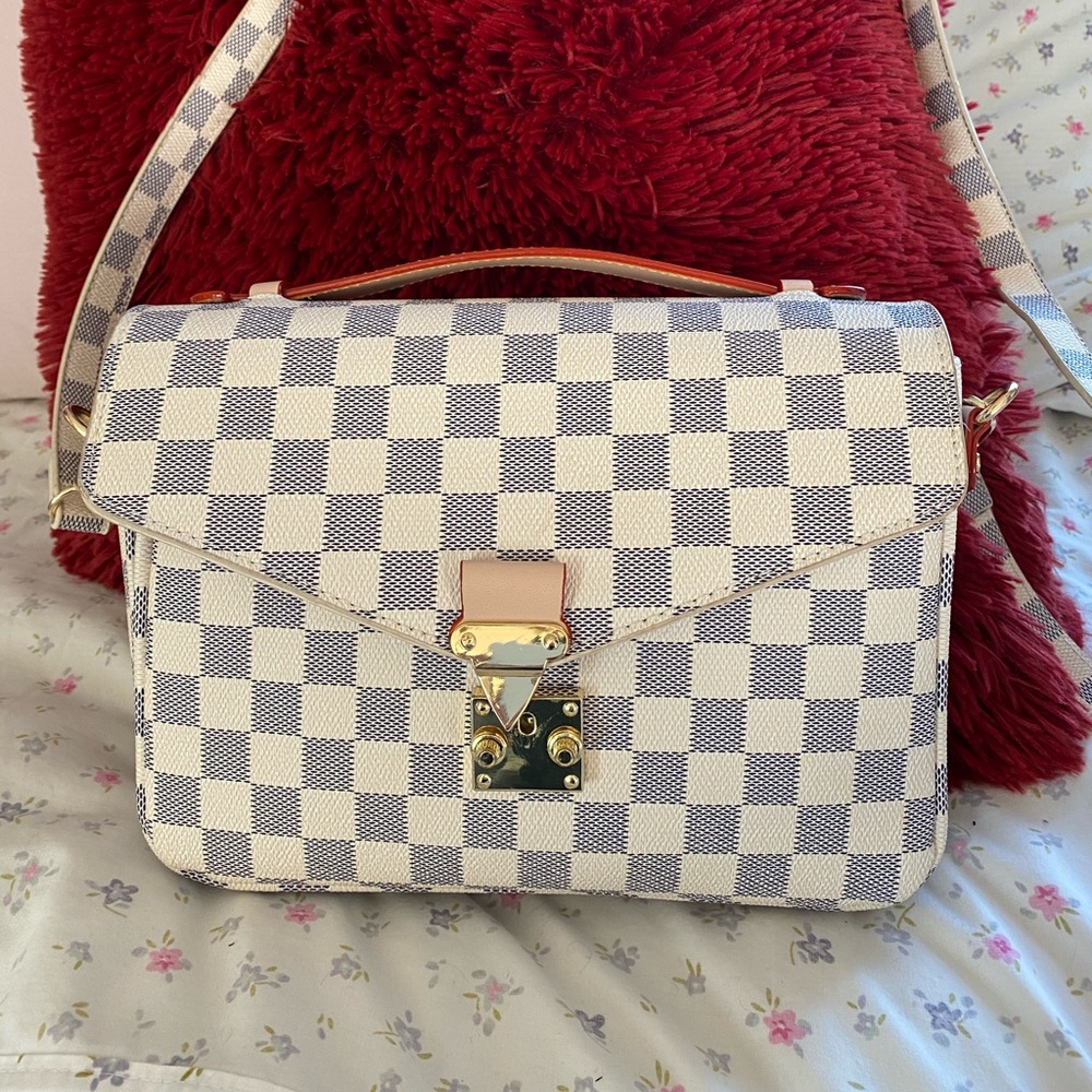 Trendy and chic checkered crossbody with lock